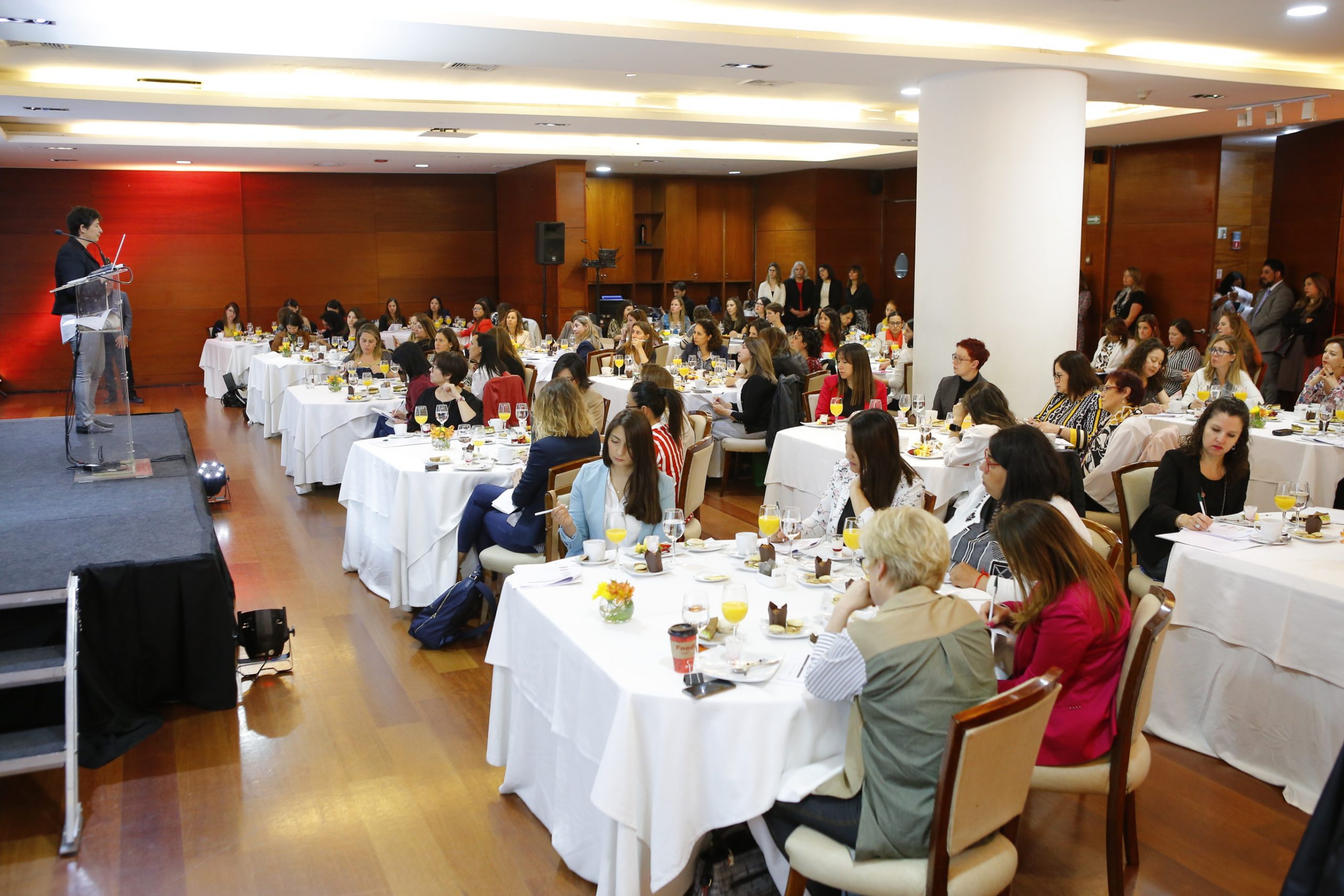 Programa EWIL LHH: Elevando a las Mujeres en el Liderazgo